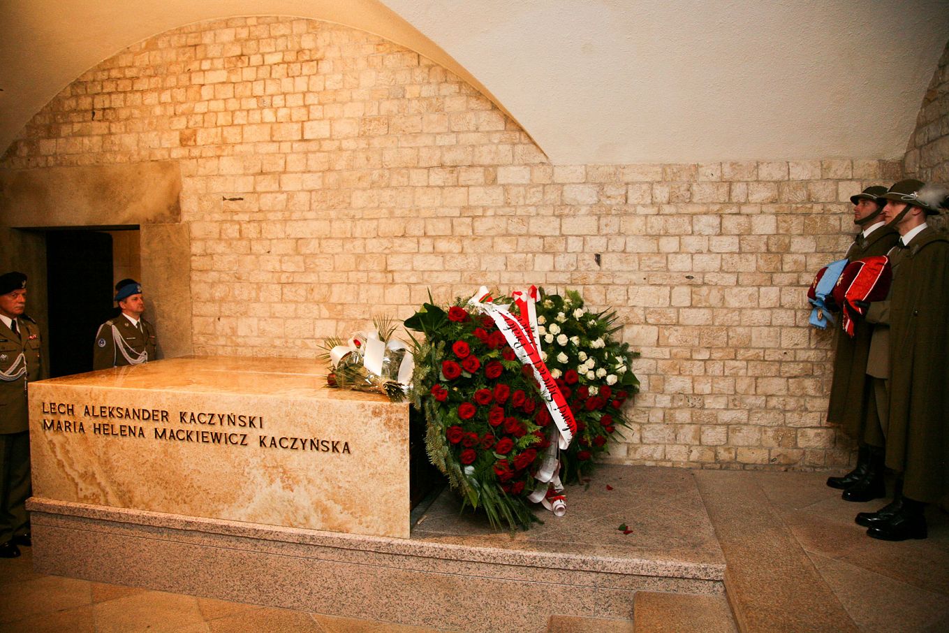 dwnld83_rocznica_katastrofy_smolenskiej_20100418_funeral183.jpg