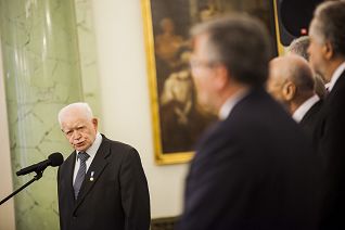 o1961679917.jpg