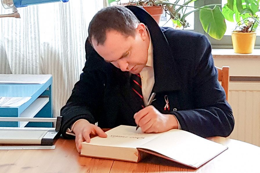 o1986321851.jpg
