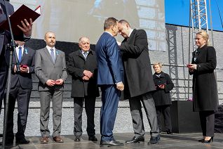 o1273057323.jpg