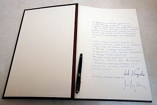 48801709.jpg