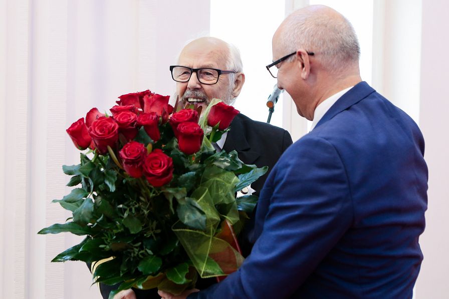 o1968018198.jpg
