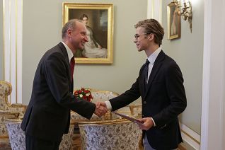 o1973093441.jpg