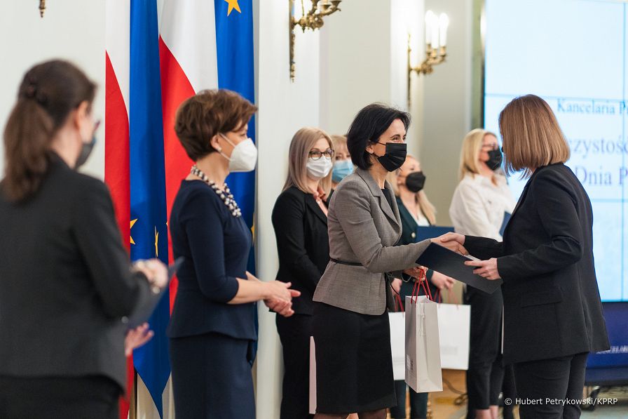 06__Bogna_Janke_nagrody_w_zakresie_pomocy_spolecznej_211118_Wreczenie-nagród-MRiPS-PałacPrezydencki-33.jpg