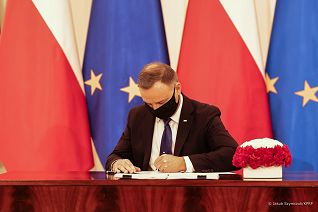 02__andrzej_duda_podpisanie_inicjatywy_ustawodawczej_211104_jsz_5849.jpg