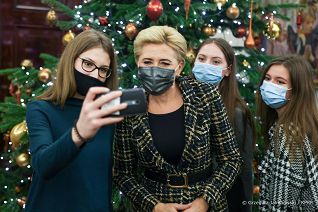 008_Agata_Kornhauser-Duda_zwiedzanie_uczniowie_Stalowa_Wola_20211216_GJB_4812.jpg