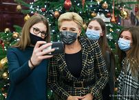 008_Agata_Kornhauser-Duda_zwiedzanie_uczniowie_Stalowa_Wola_20211216_GJB_4812.jpg