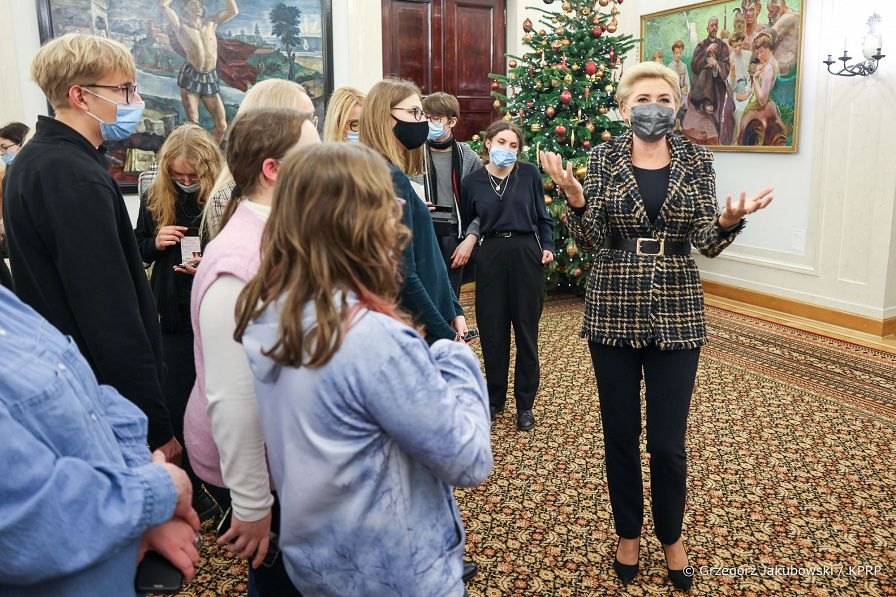 012_Agata_Kornhauser-Duda_zwiedzanie_uczniowie_Stalowa_Wola_20211216_GJB_4874.jpg