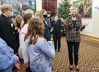 012_Agata_Kornhauser-Duda_zwiedzanie_uczniowie_Stalowa_Wola_20211216_GJB_4874.jpg