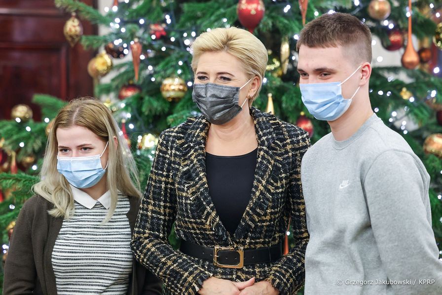 011_Agata_Kornhauser-Duda_zwiedzanie_uczniowie_Stalowa_Wola_20211216_GJA_3543.jpg