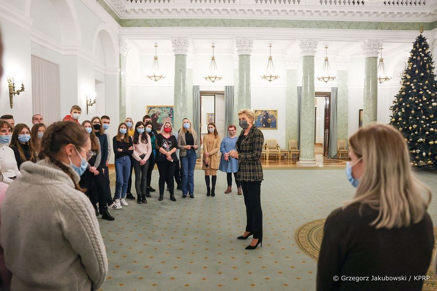 002_Agata_Kornhauser-Duda_zwiedzanie_uczniowie_Stalowa_Wola_20211216_GJB_4662.jpg
