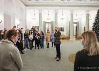 002_Agata_Kornhauser-Duda_zwiedzanie_uczniowie_Stalowa_Wola_20211216_GJB_4662.jpg