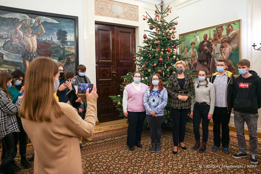 010_Agata_Kornhauser-Duda_zwiedzanie_uczniowie_Stalowa_Wola_20211216_GJB_4825.jpg