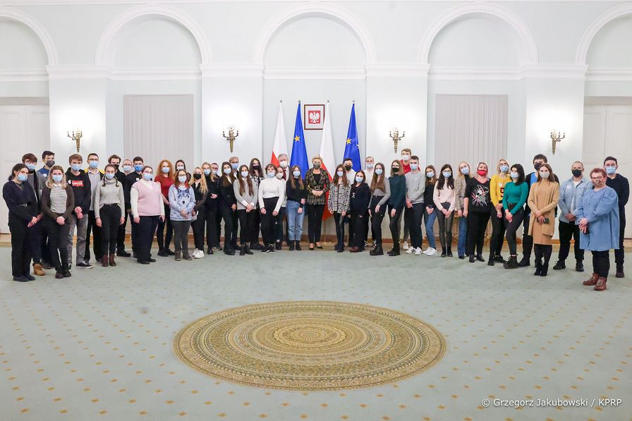 005_Agata_Kornhauser-Duda_zwiedzanie_uczniowie_Stalowa_Wola_20211216_GJB_4679.jpg