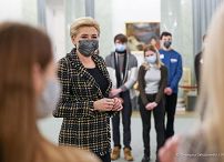 004_Agata_Kornhauser-Duda_zwiedzanie_uczniowie_Stalowa_Wola_20211216_GJA_3514.jpg