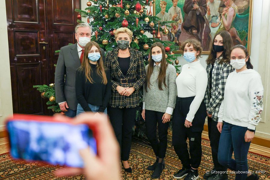 007_Agata_Kornhauser-Duda_zwiedzanie_uczniowie_Stalowa_Wola_20211216_GJB_4796.jpg