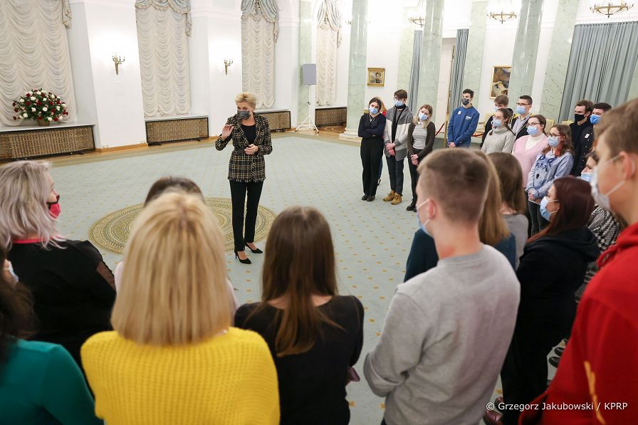 001_Agata_Kornhauser-Duda_zwiedzanie_uczniowie_Stalowa_Wola_20211216_GJB_4626.jpg