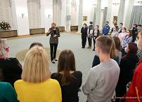 001_Agata_Kornhauser-Duda_zwiedzanie_uczniowie_Stalowa_Wola_20211216_GJB_4626.jpg