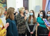 006_Agata_Kornhauser-Duda_zwiedzanie_uczniowie_Stalowa_Wola_20211216_GJB_4701.jpg
