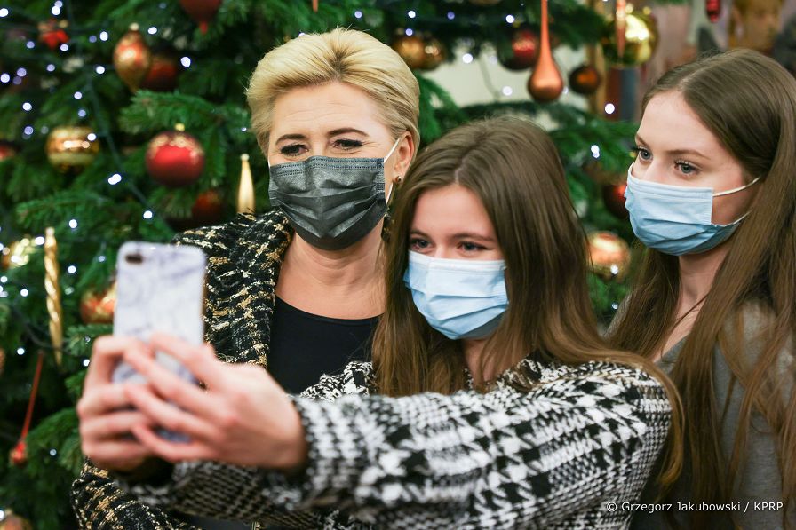009_Agata_Kornhauser-Duda_zwiedzanie_uczniowie_Stalowa_Wola_20211216_GJB_4821.jpg
