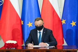 001_Andrzej_Duda_ustawa_igrzyska_europejskie_2023_20211217_MBO23108.jpg