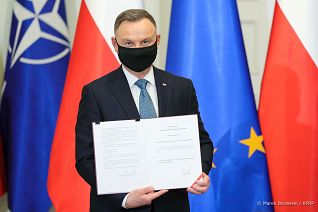 004_Andrzej_Duda_ustawa_igrzyska_europejskie_2023_20211217_MBO23131.jpg