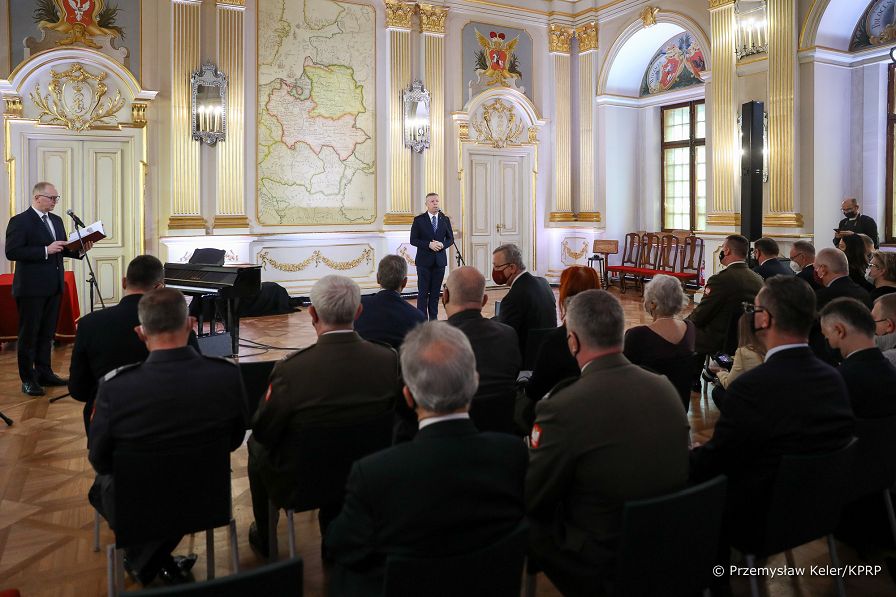 10__Piotr_Cwik_Min. P. Ćwik_otwarcie_ekspozycji_Pokoje_Prezydentow_IIRP_20211221_PK015780.jpg