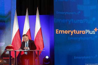 04__andrzej_duda_podpisanie_ustawy_o_dodatkowym_rocznym_swiadczeniu_dla_emerytow_i_rencistow_zyrardow__200225_smb_9845.jpg