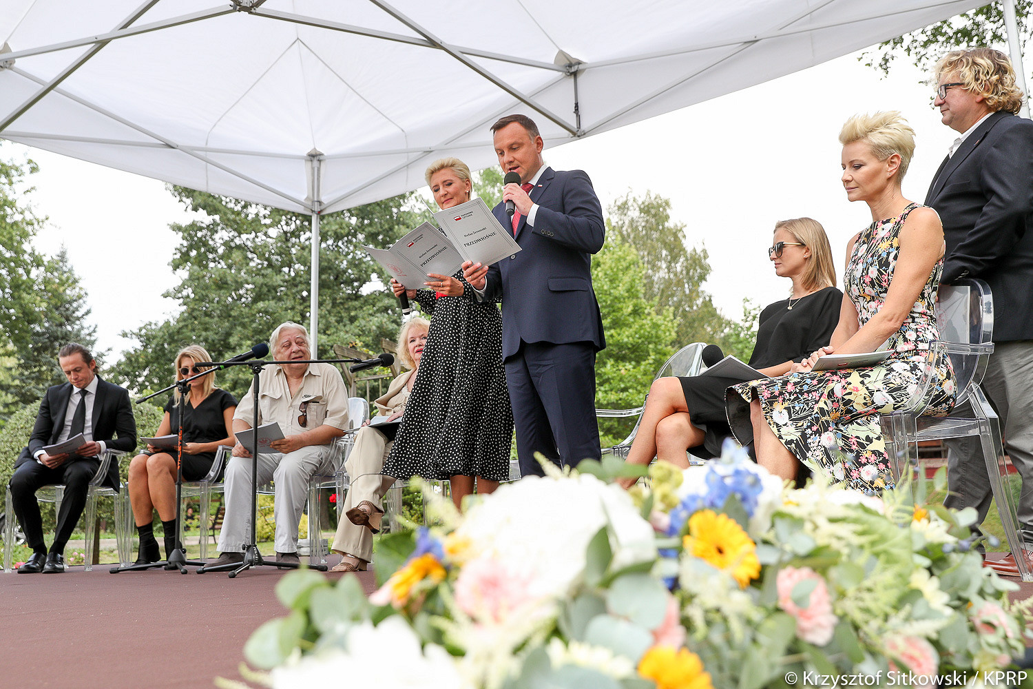 Para Prezydencka czytała „Przedwiośnie” z aktorami w Skolimowie - zdjęcie w treści artykułu