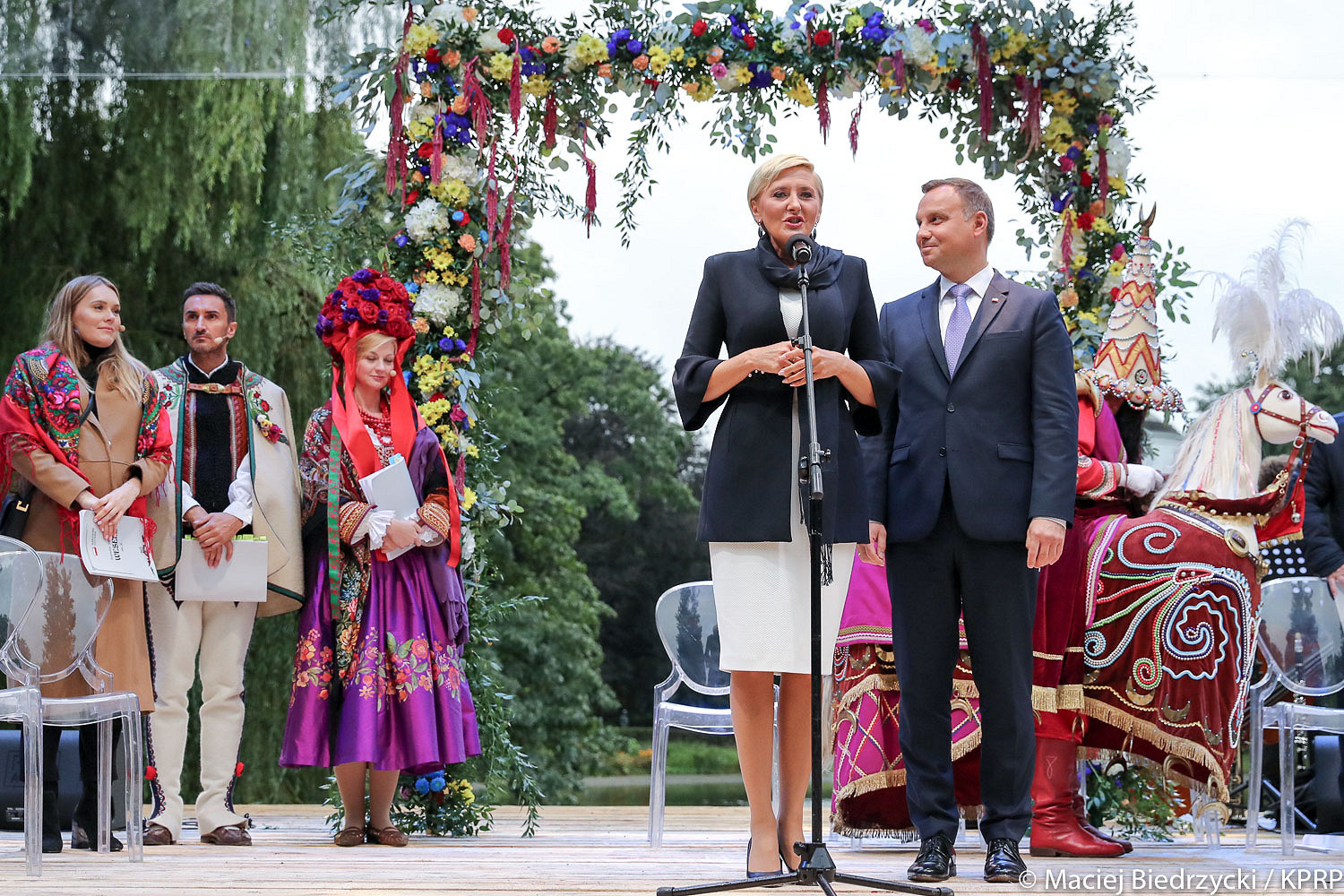 Wystąpienie Pary Prezydenckiej podczas zakończenia akcji Narodowe Czytanie - zdjęcie w treści artykułu