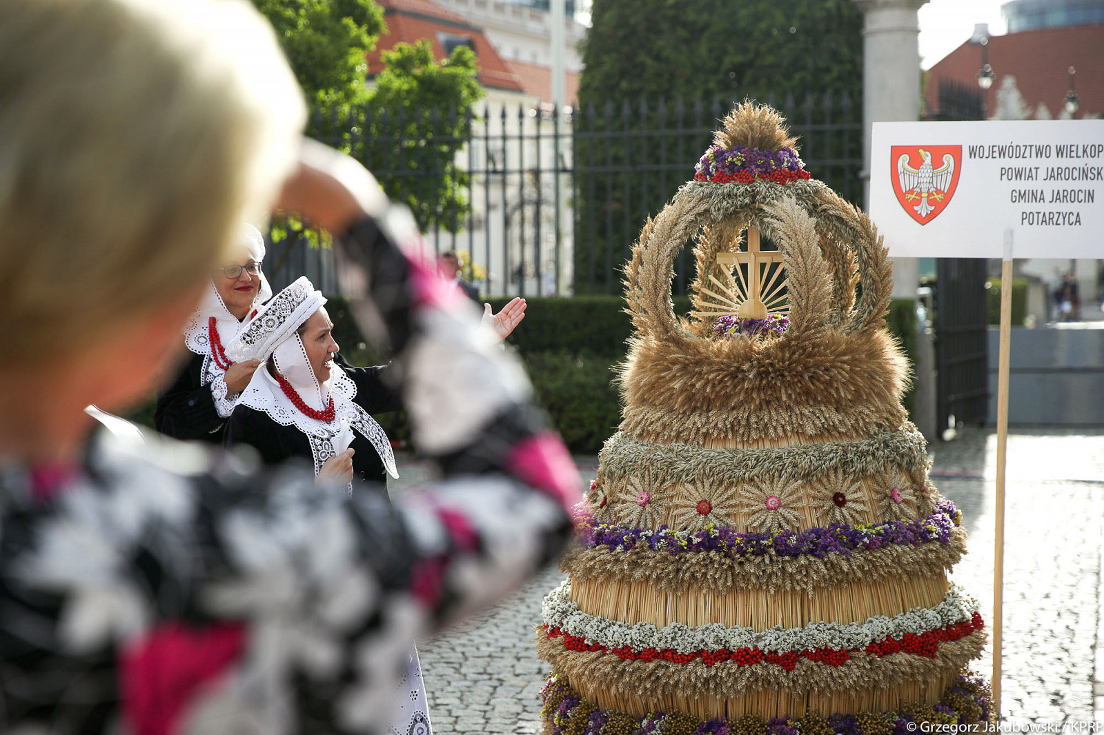 Wieńce dożynkowe na dziedzińcu Pałacu Prezydenckiego - zdjęcie w treści artykułu nr 3