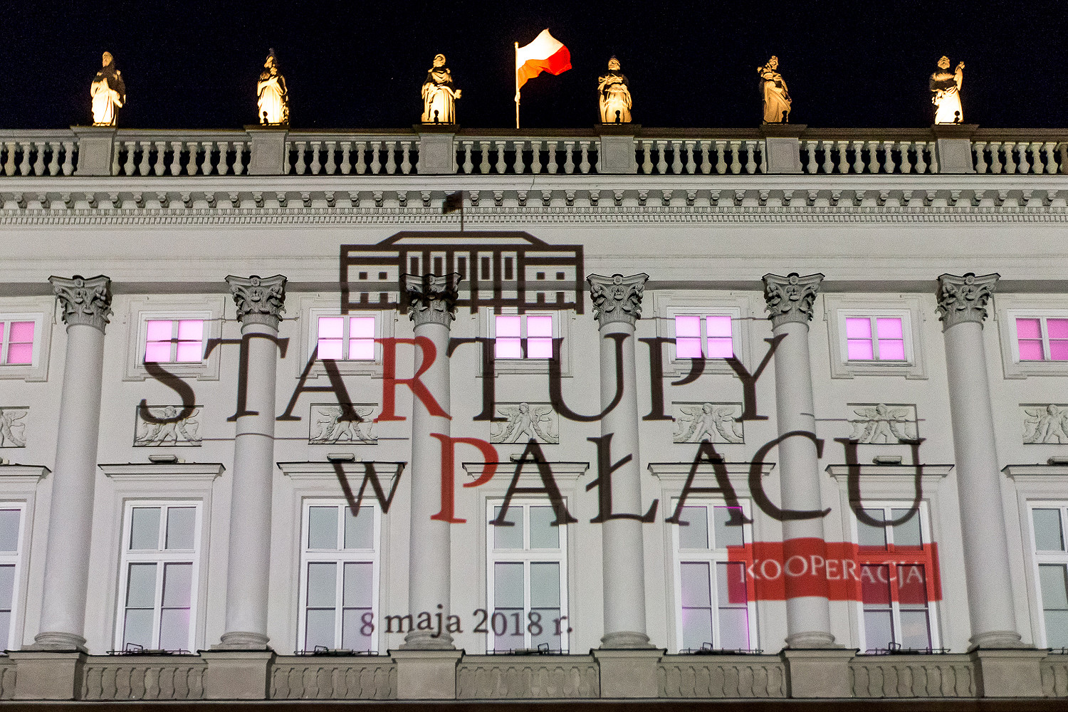Startupy w Pałacu KOOPERACJA - okolicznościowa iluminacja - zdjęcie w treści artykułu