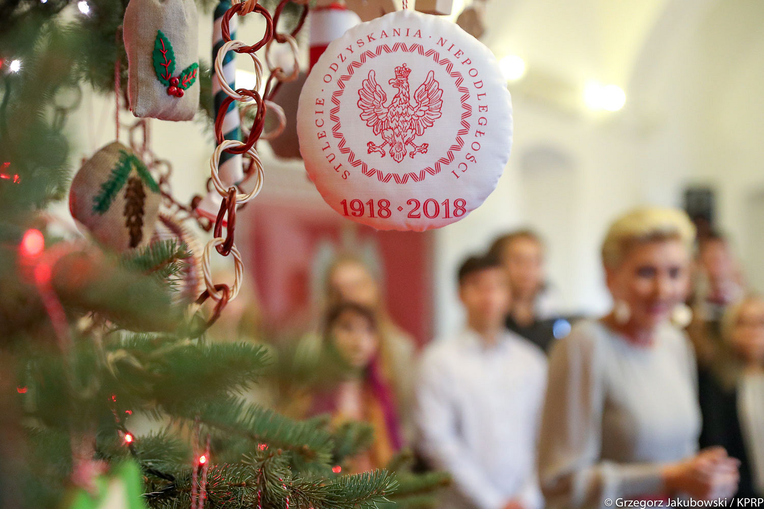 Ubieranie niepodległościowej choinki z Pierwszą Damą - zdjęcie w treści artykułu nr 1