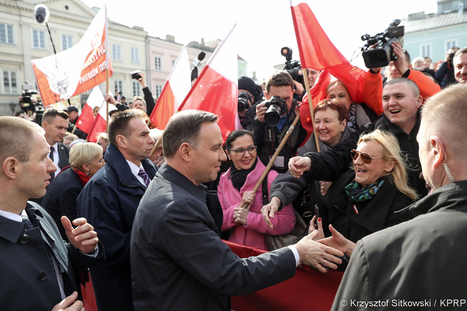 Prezydenci Andrzej Duda i János Áder odsłonili tablicę poświęconą węgierskiemu skoczkowi spadochronowemu - zdjęcie w treści artykułu nr 4