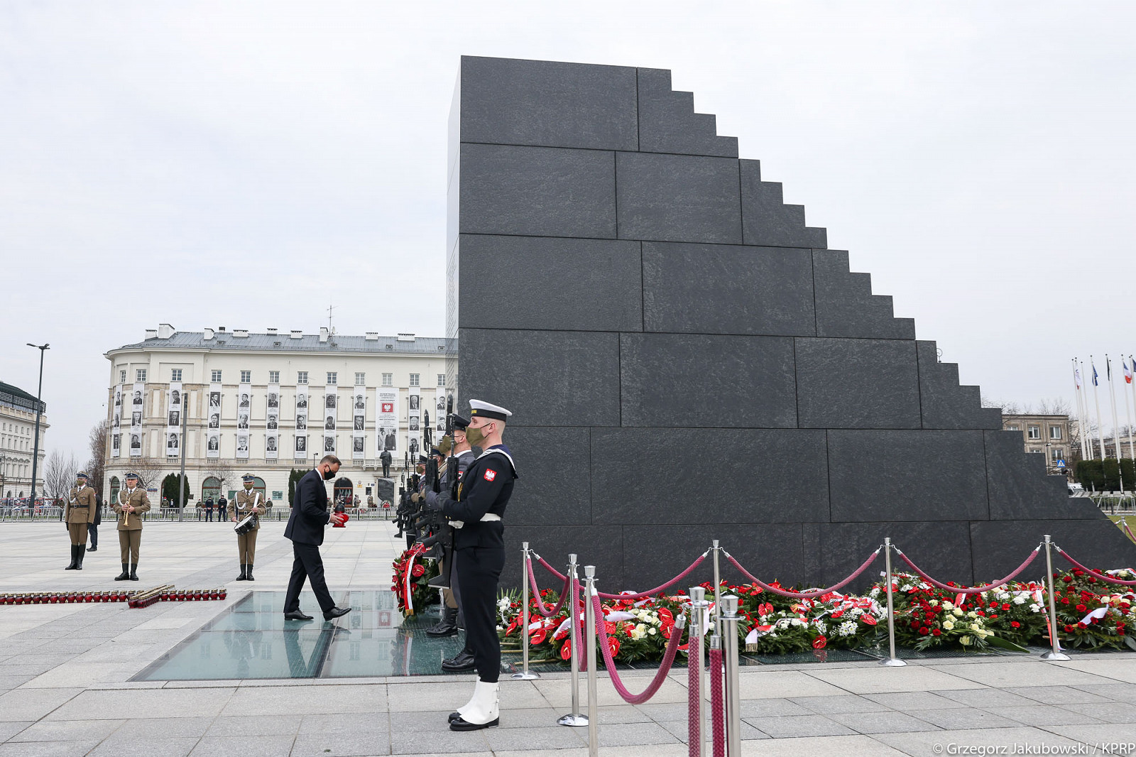 Warszawa. Upamiętnienie ofiar katastrofy smoleńskiej - zdjęcie w treści artykułu