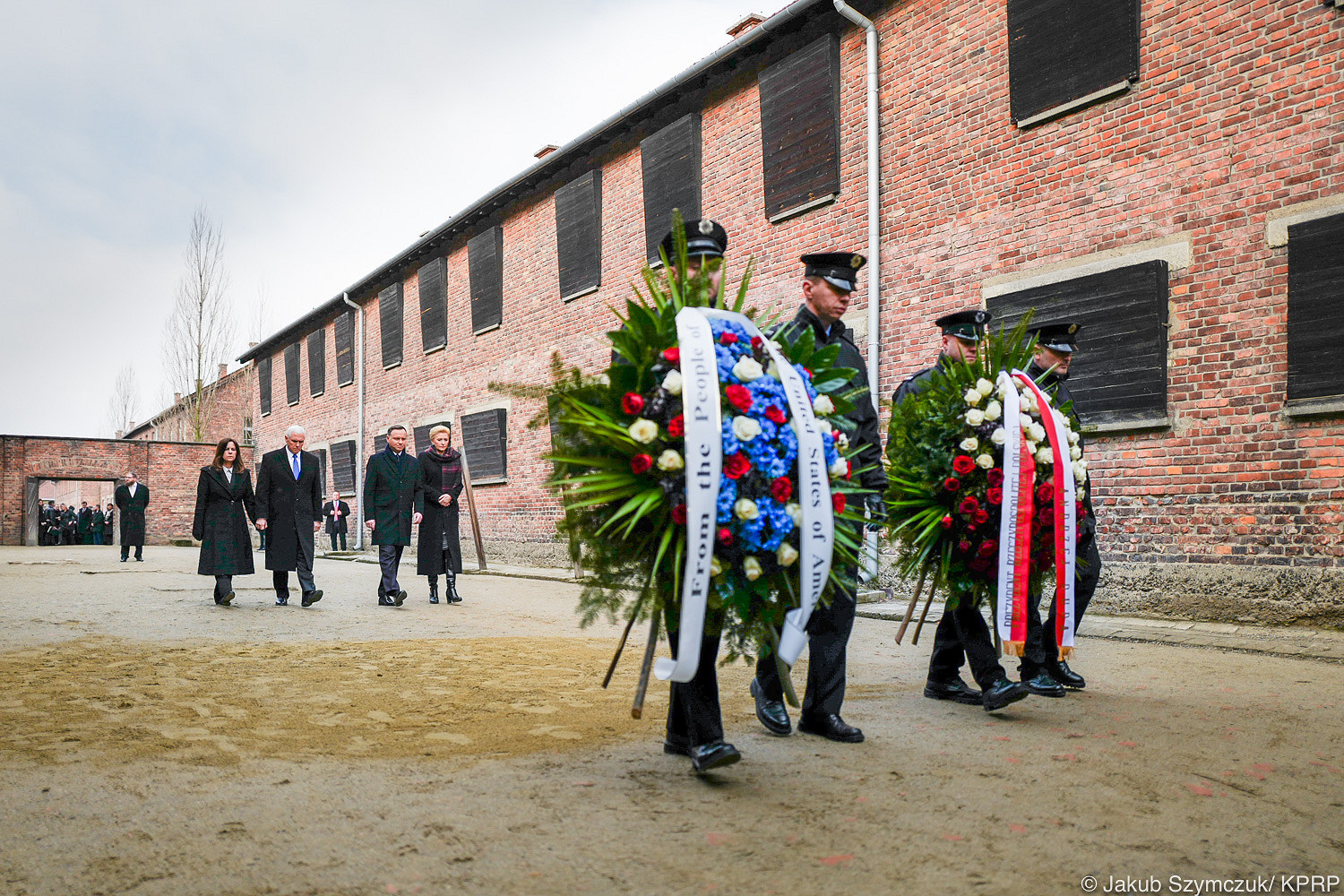 Przywódcy Polski i USA z wizytą w Muzeum Auschwitz [PL/ENG] - zdjęcie w treści artykułu