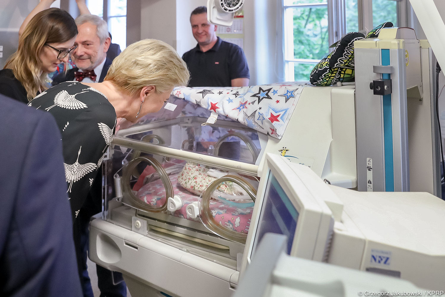 Para Prezydencka odwiedziła sześcioraczki i ich rodziców - zdjęcie w treści artykułu