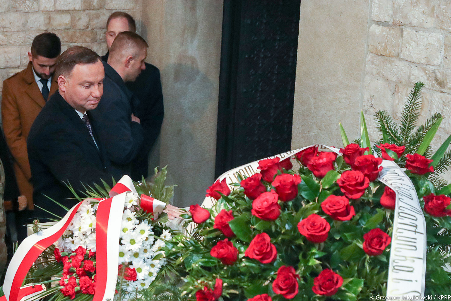 „Bardzo nam ich brakuje”. Obchody 9. rocznicy katastrofy smoleńskiej [PL/ENG] - zdjęcie w treści artykułu nr 1