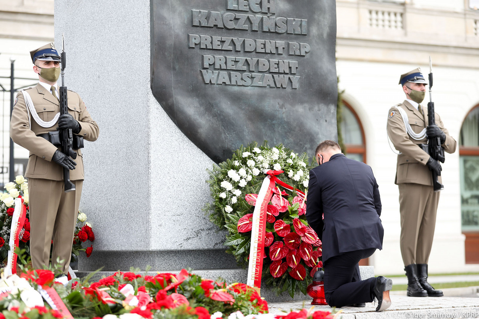 Warszawa. Upamiętnienie ofiar katastrofy smoleńskiej - zdjęcie w treści artykułu nr 1