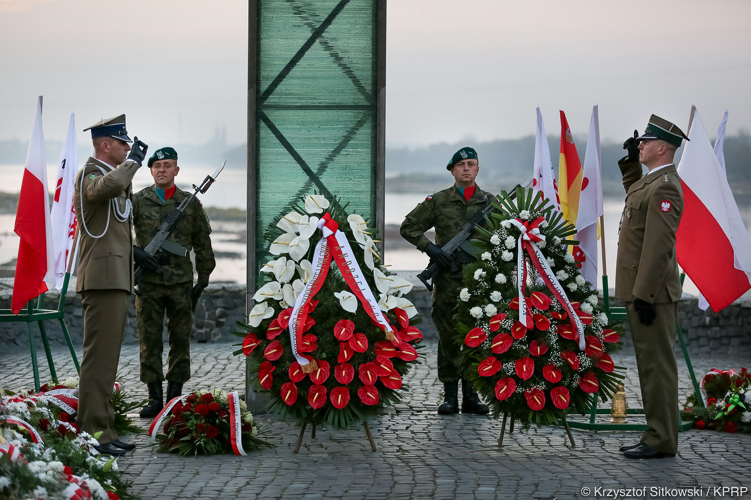 Prezydent oddał hołd bł. ks. Jerzemu Popiełuszce - zdjęcie w treści artykułu nr 2