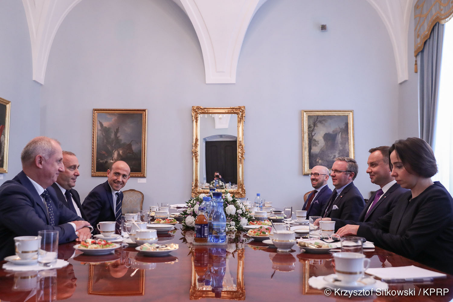 Spotkania prezydenta z przedstawicielami klubów parlamentarnych nt. zmian w ustawach o SN i KRS - zdjęcie w treści artykułu nr 1