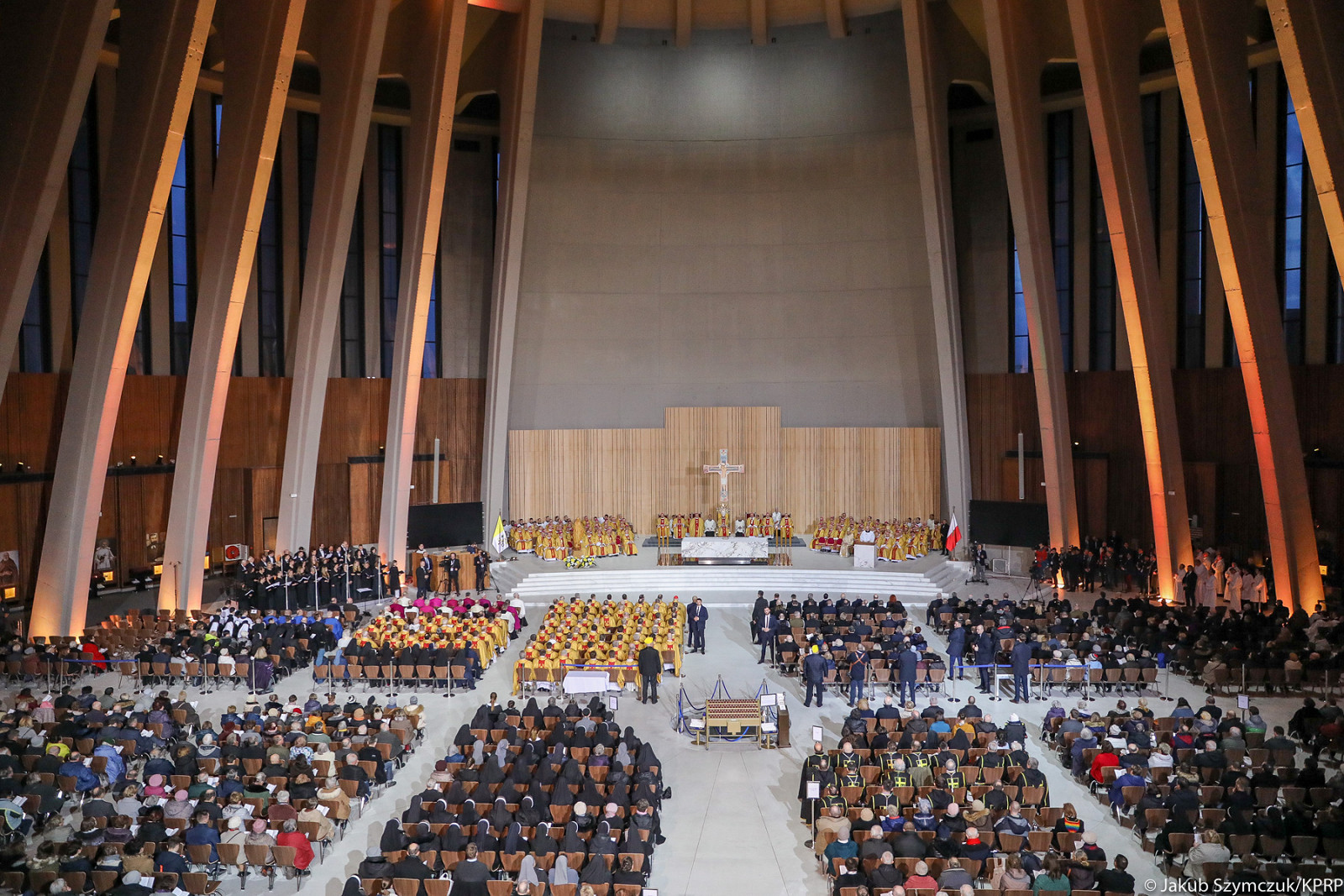 Prezydent na uroczystościach z okazji stulecia przywrócenia relacji dyplomatycznych ze Stolicą Apostolską - zdjęcie w treści artykułu nr 1