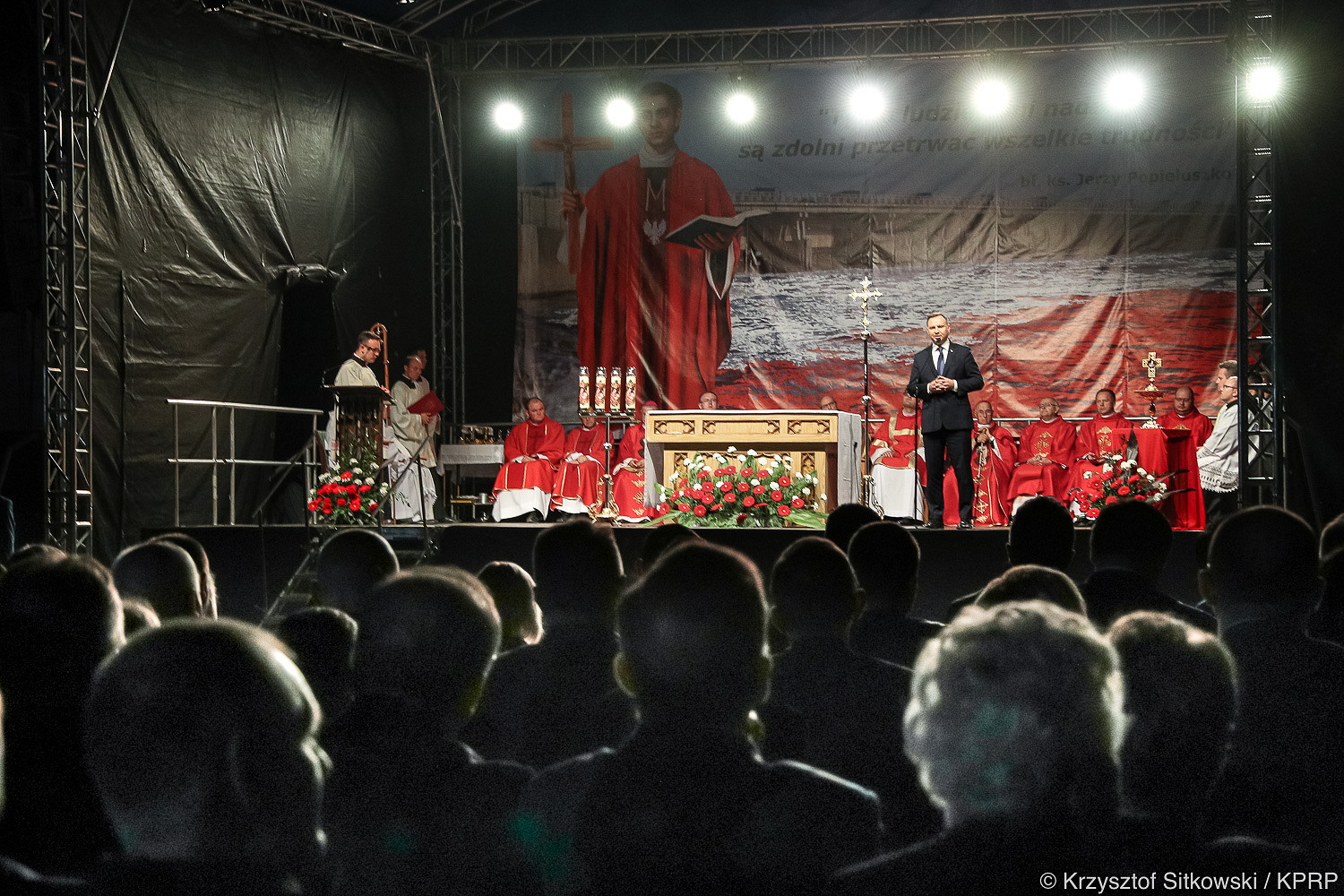 Prezydent oddał hołd bł. ks. Jerzemu Popiełuszce - zdjęcie w treści artykułu nr 3