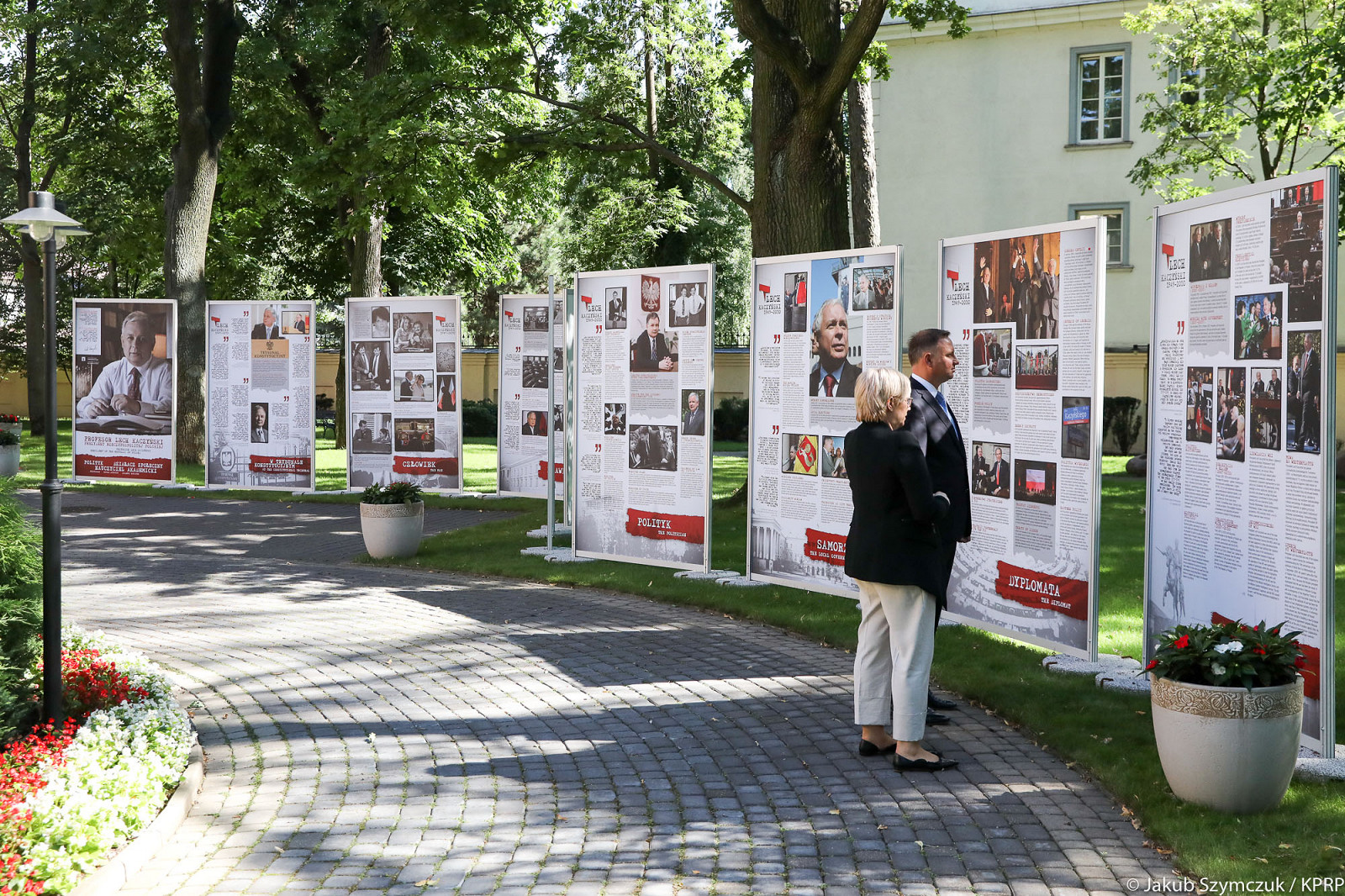 Prezydent zwiedził wystawę poświęconą Lechowi Kaczyńskiemu - zdjęcie w treści artykułu
