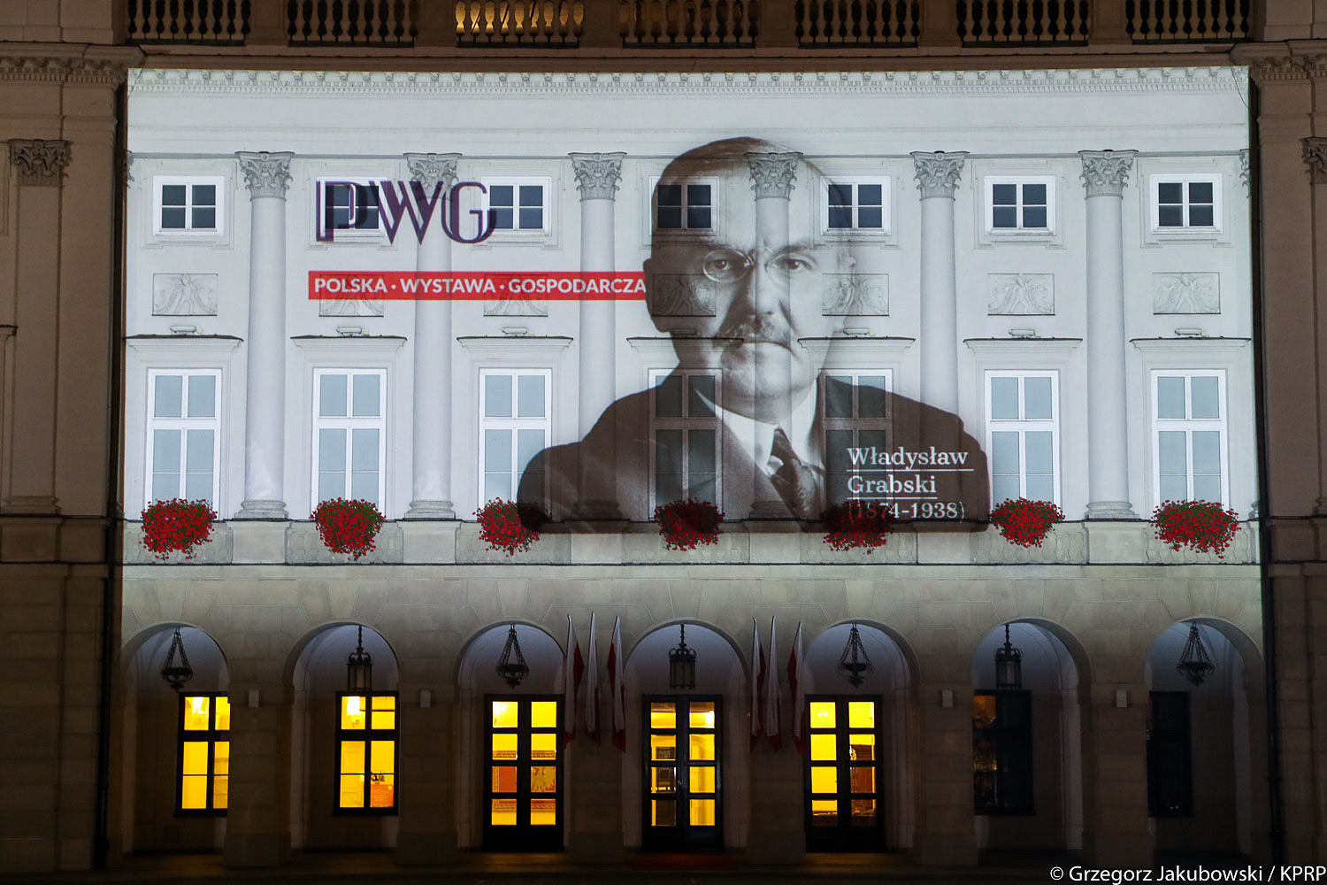 Iluminacja Polskiej Wystawy Gospodarczej na fasadzie Pałacu Prezydenckiego - zdjęcie w treści artykułu