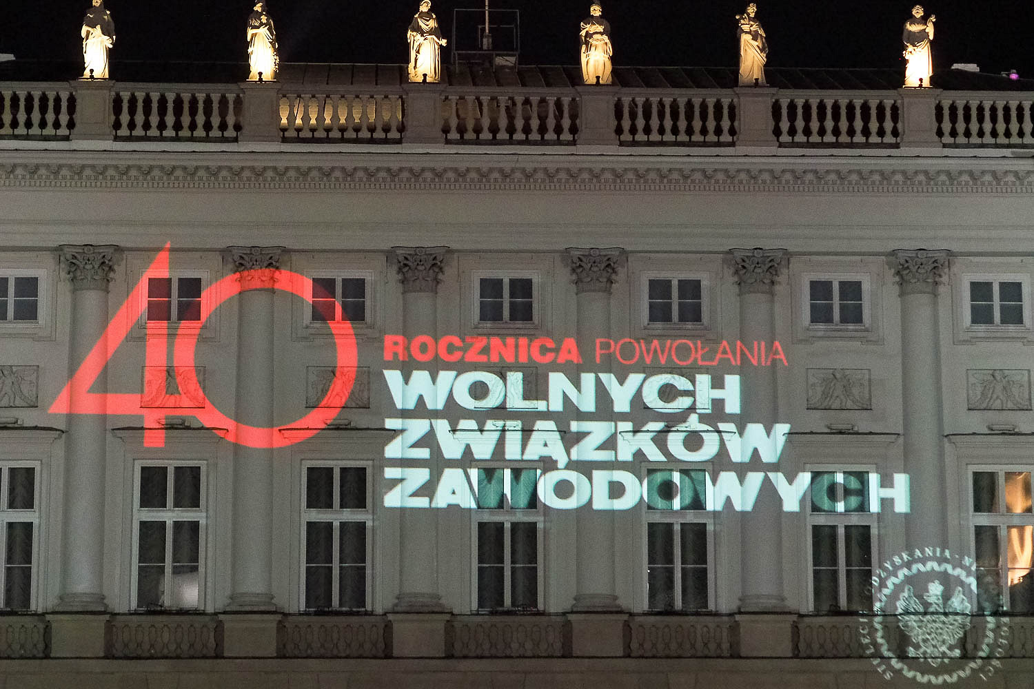 Okolicznościowa iluminacja na fasadzie Pałacu Prezydenckiego - zdjęcie w treści artykułu