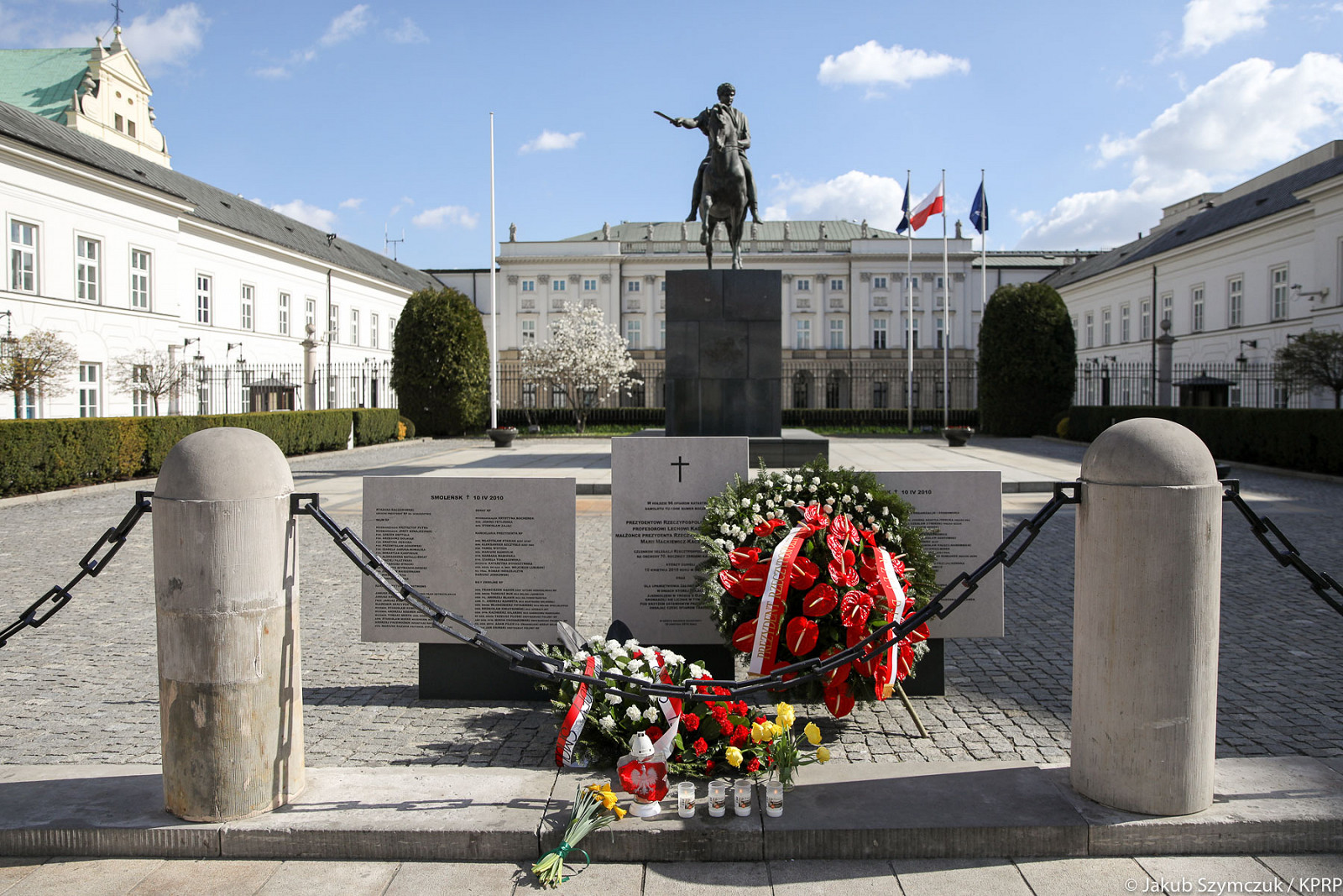 Hołd dla ofiar katastrofy smoleńskiej - zdjęcie w treści artykułu