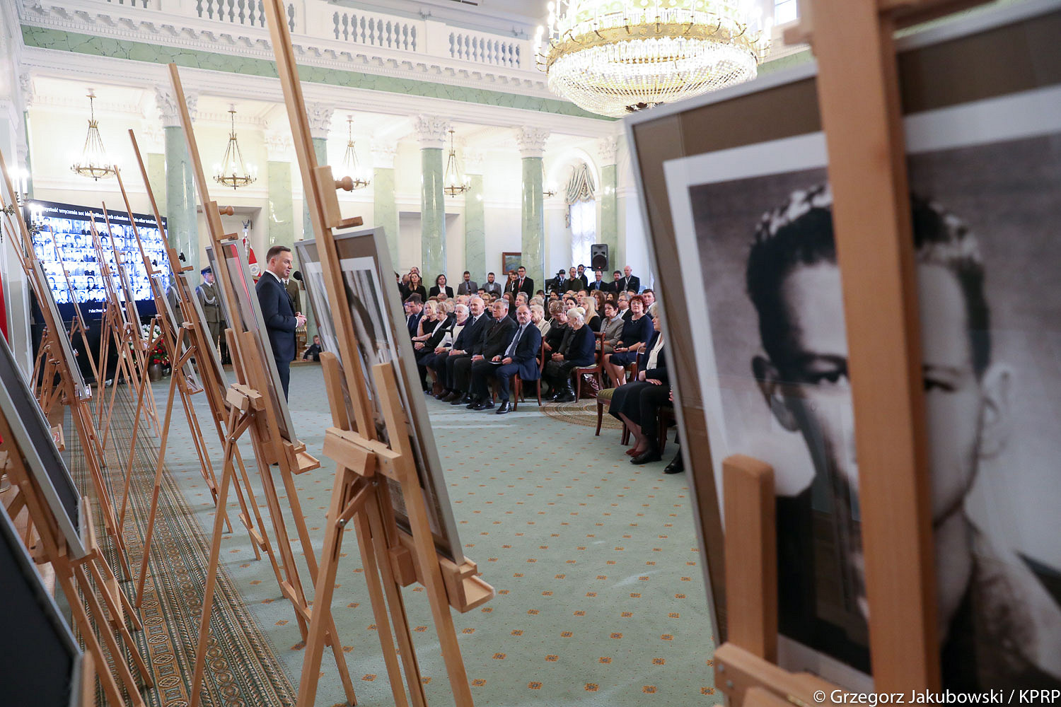 Prezydent: Przywracamy godność Polsce - zdjęcie w treści artykułu