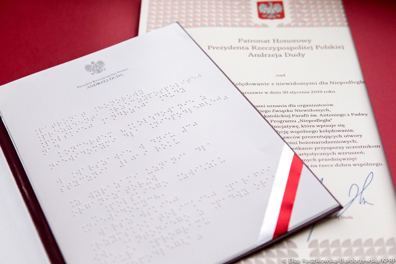 Minister Wojciech Kolarski na koncercie „Kolędowanie z niewidomymi dla Niepodległej” - zdjęcie w treści artykułu