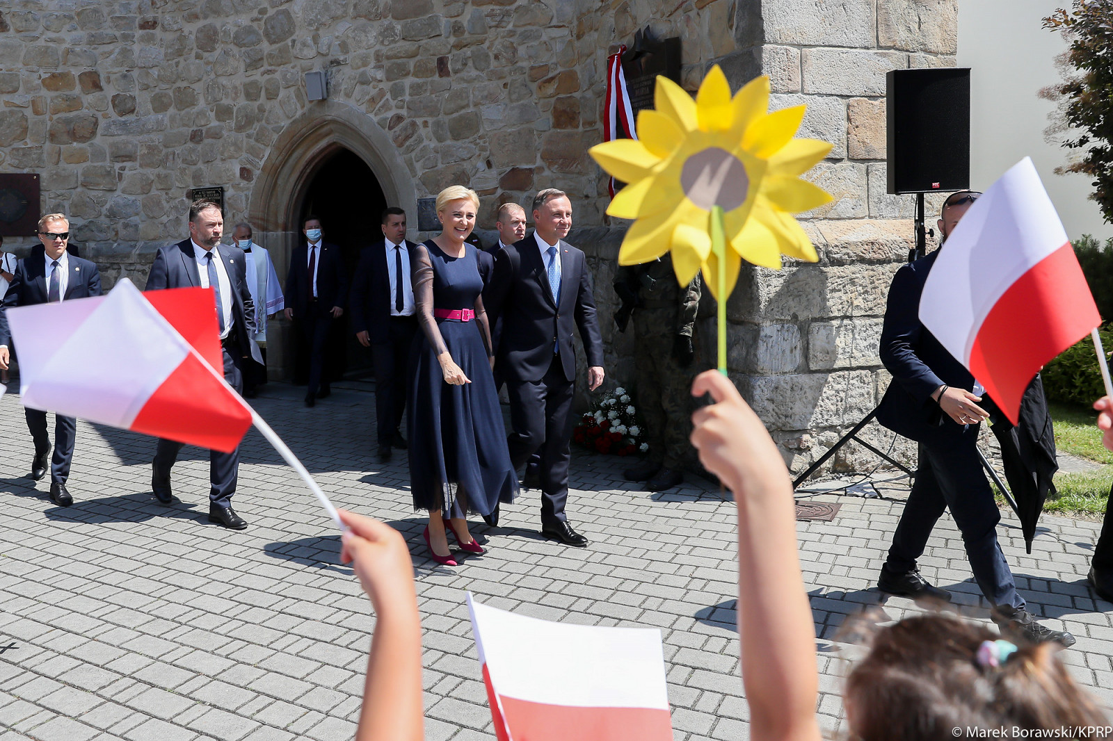 Odsłonięcie tablicy upamiętniającej śp. Marię i Lecha Kaczyńskich - zdjęcie w treści artykułu nr 1